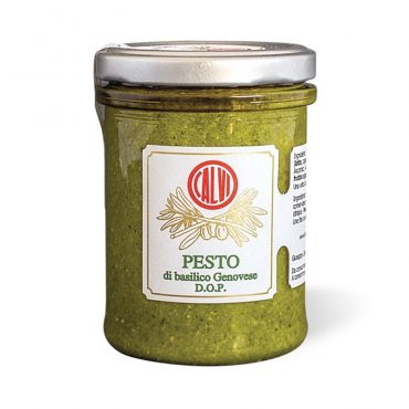italiaanse antipasti - pesto basilico genovese groene pesto olio calvi ligure met de befaamde Basilico Genovese DOP.