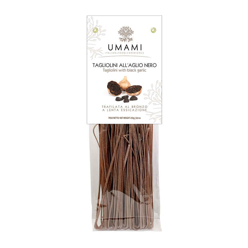 Italiaanse pasta - tagliolini zwarte look - aglio nero - umami